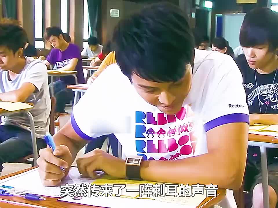 一群学生正用胳膊进行作弊