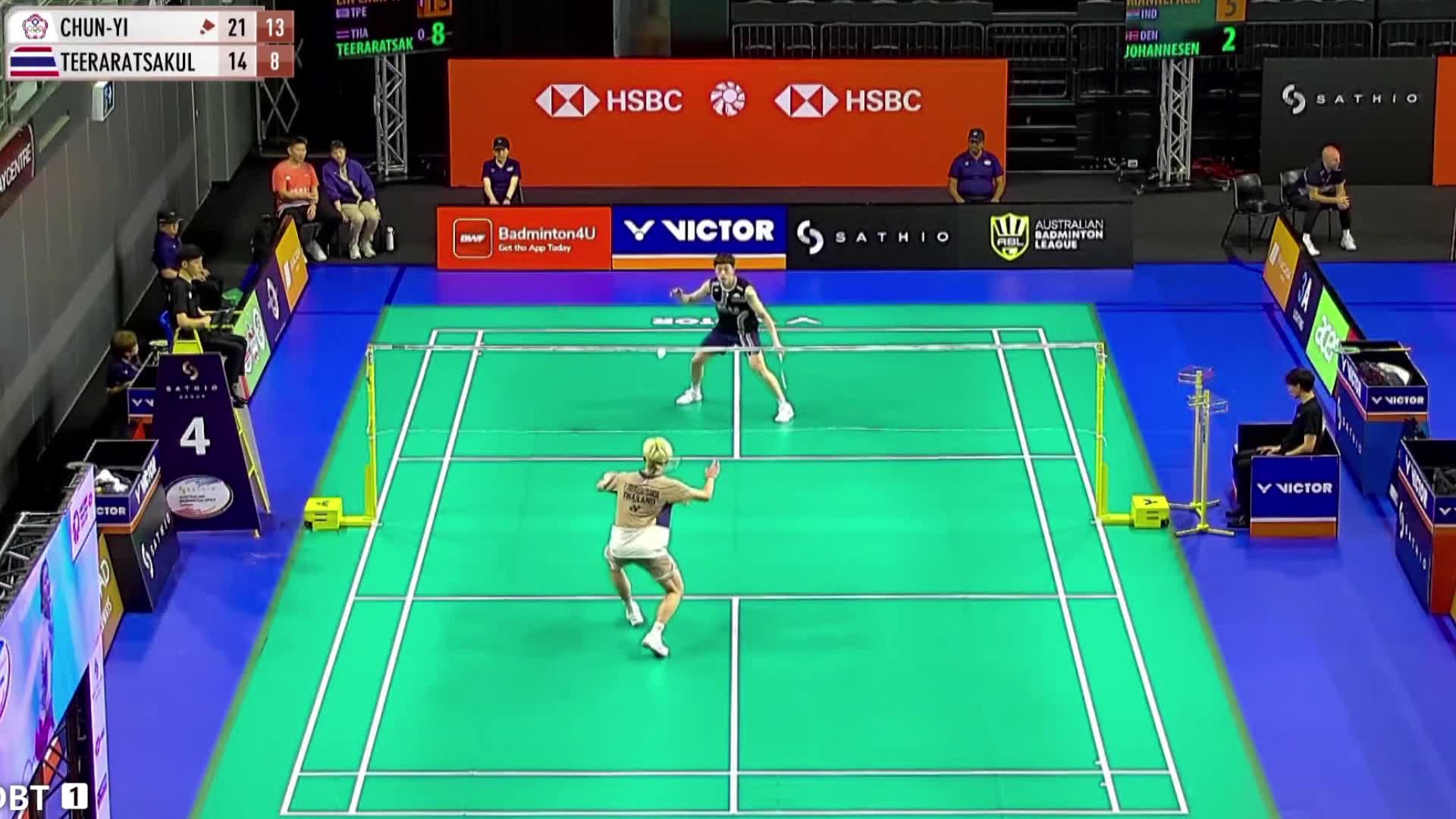 林俊易的落点控制和多变的球路，始终掌控着比赛节奏，终以21-14再下一城