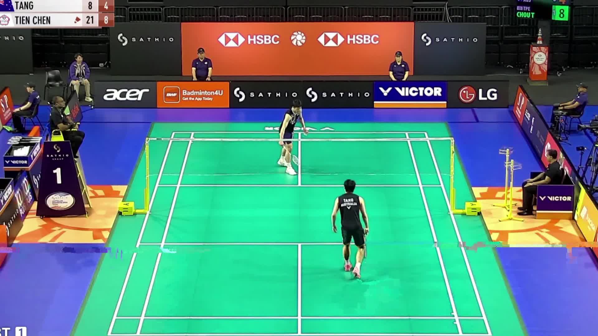 次局周天成进一步巩固优势，凭网前小球和后场劈杀，彻底压制了邓浩林的发挥