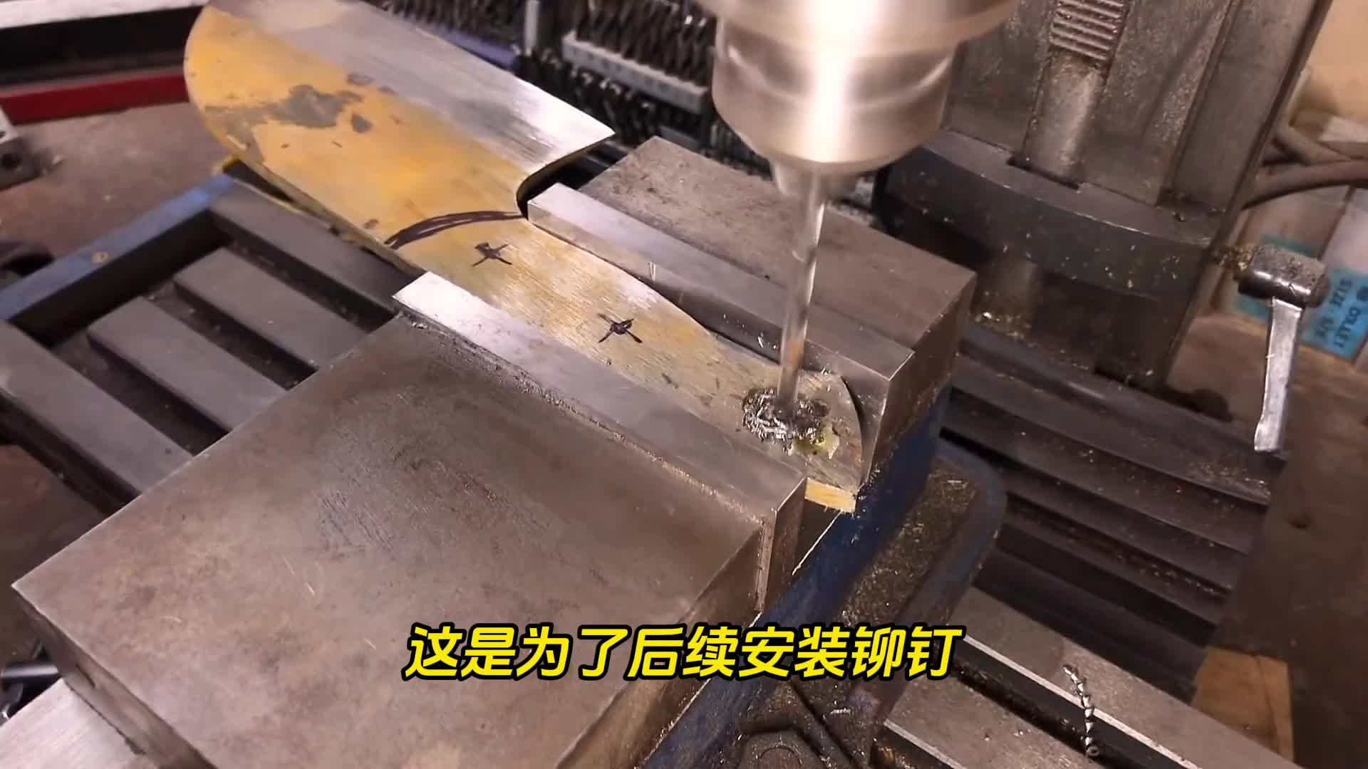 纸张轻松划开！手工锻造的战斗飞镖锋利度测试太惊艳#锻造工艺