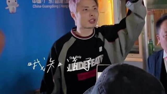 “石头脚怎么样了” “没事没事”