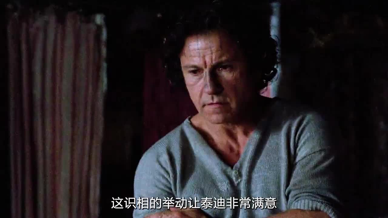 女人正在弹奏钢琴，一个男人却凑了过来，吓得她一动也不敢动！