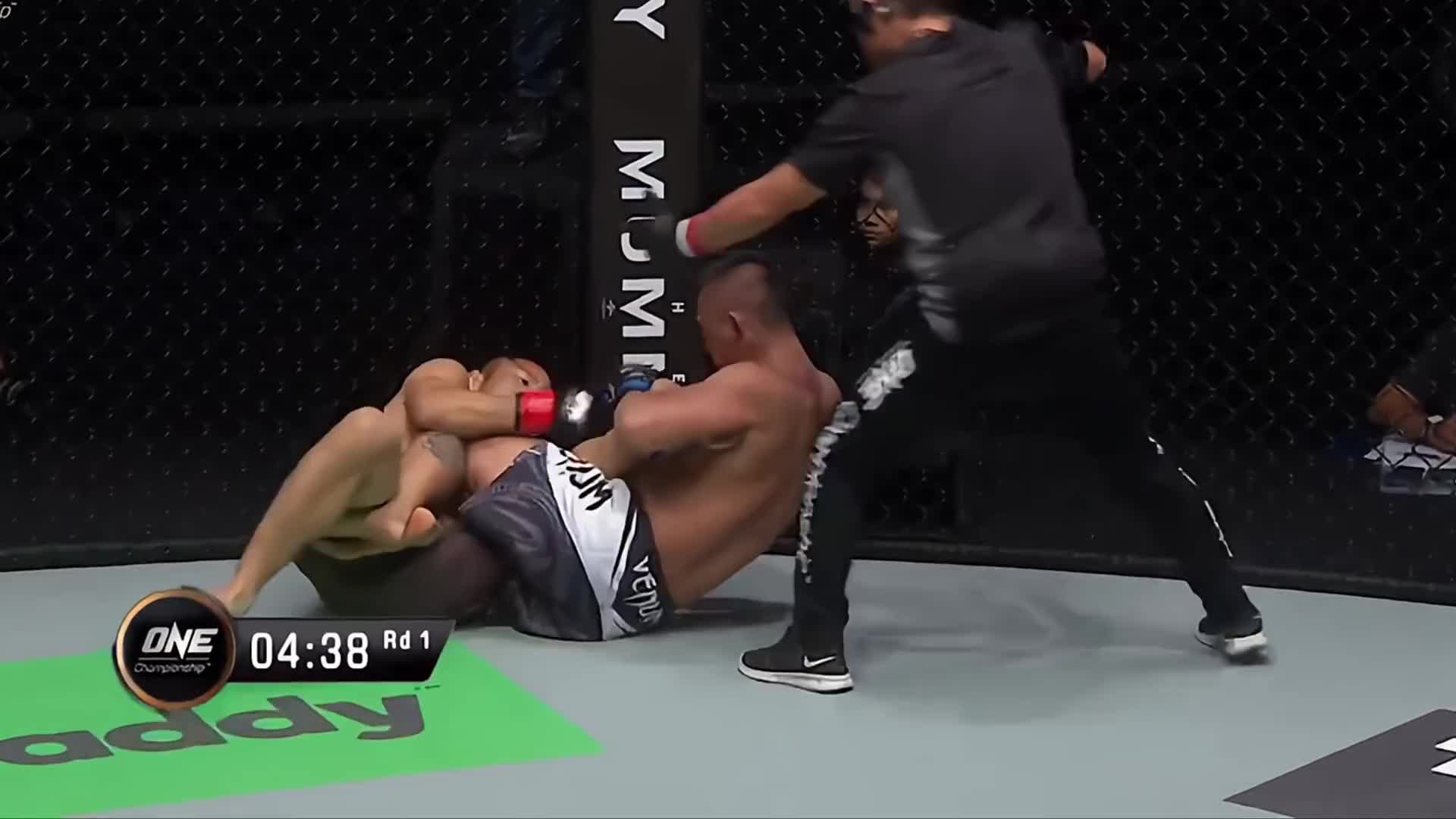 比石头还硬的湖南猛将！擂台8战8胜8KO，最后一招TKO印尼重炮手