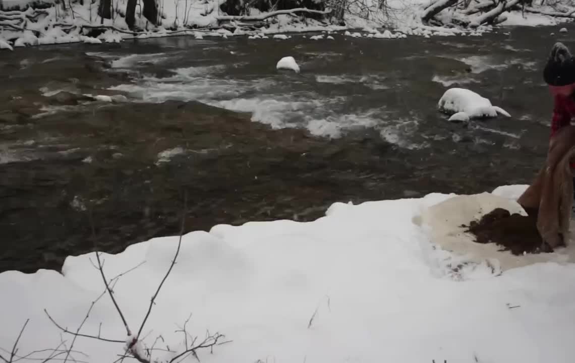第1集：谁能想到男人花费一年的时间，在野外搭建了漂亮的豪华庭院