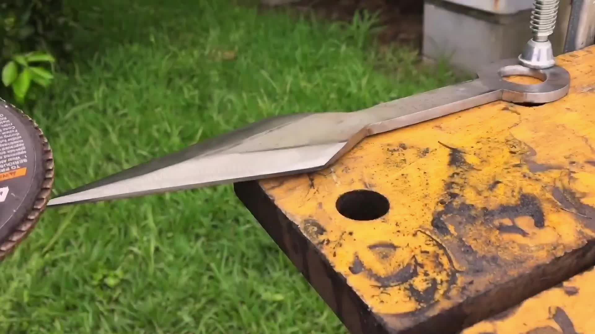 这不是打铁！是金属在火花中跳交响舞，每一帧都燃炸了