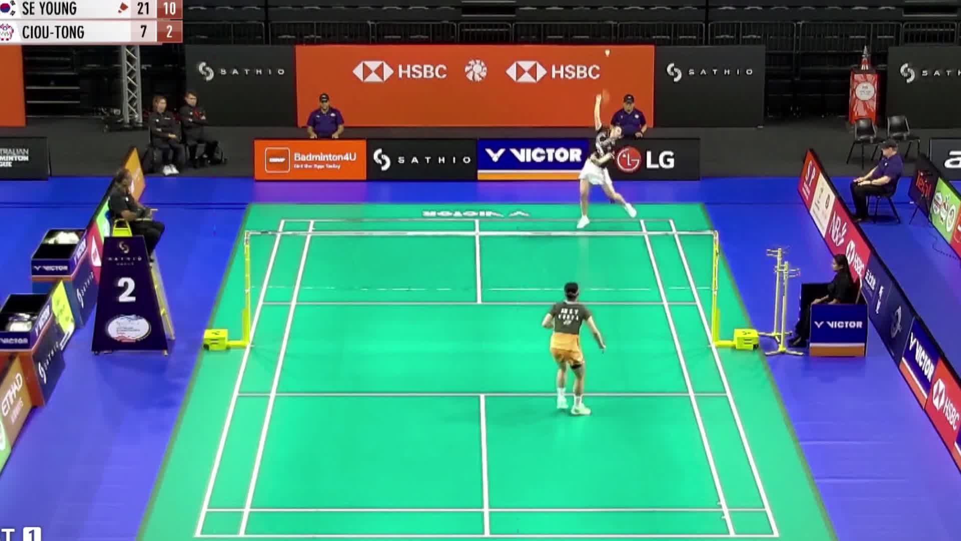 董秋彤在攻防两端均难以招架，安洗莹的攻势更加凌厉，以21-5的比分再胜一局