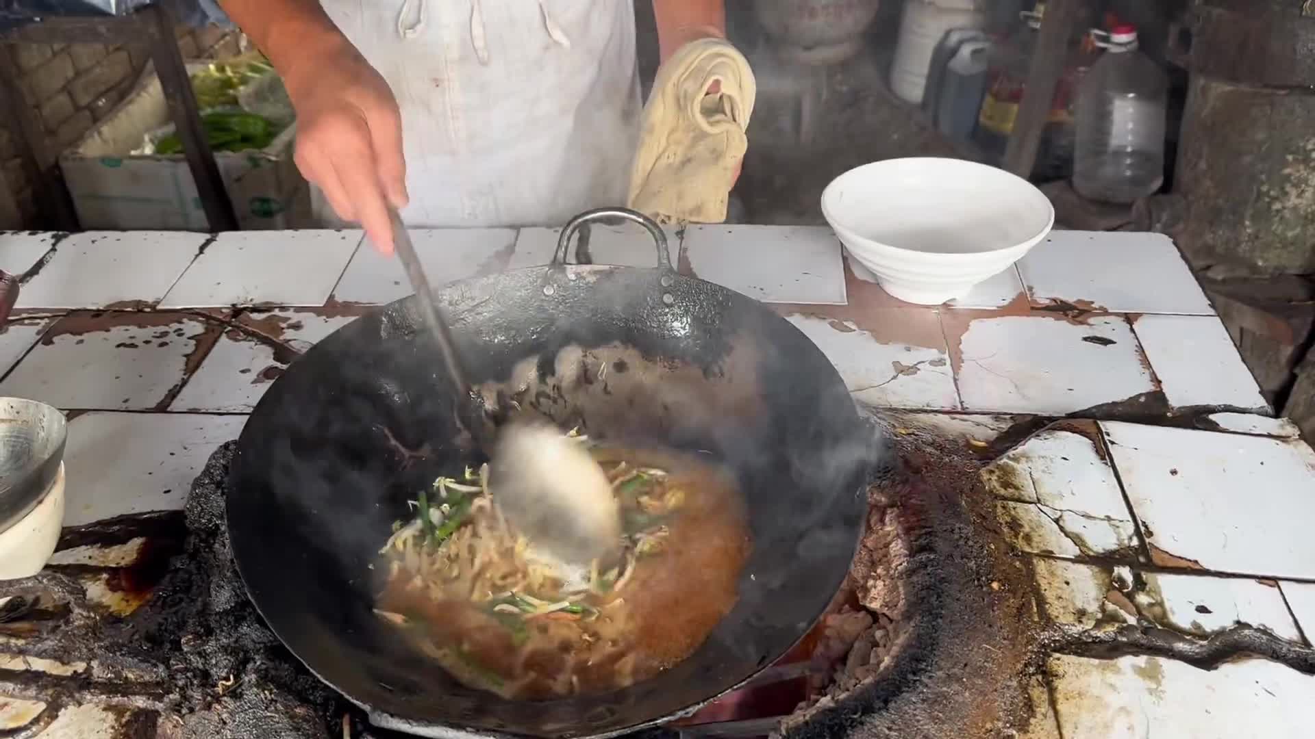 老厨师三十年厨艺做出老式炒面