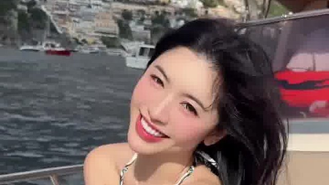 泳池边的桌子有点湿呀