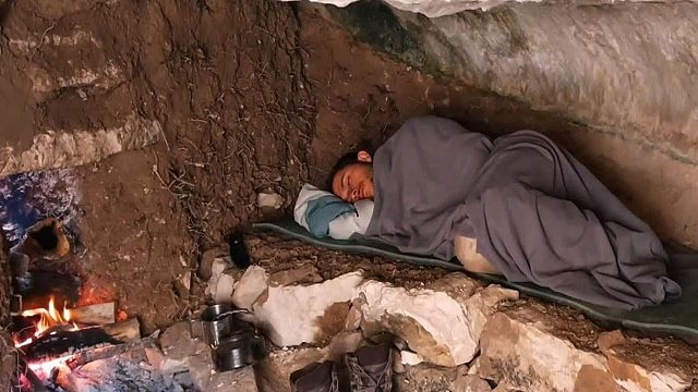 独自在山野中旅行，预感大雪将要来临，果断找了处卧石打造成温暖庇护所