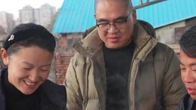 冬日的寒意被笑声击碎 碗里的粉丝缠绕着牛肉 全家的笑声撞在冒 着热气的汤面上 原来最奢侈的温暖 不过是有人陪你喝这碗汤