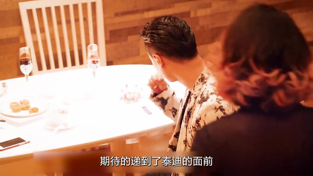 男人提前下班回家，听到卧室里面有动静，因此发现了妻子的秘密！