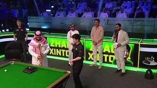 趙心童2025利雅得狂歡季斯諾克錦標(biāo)賽冠軍捧杯時刻送上