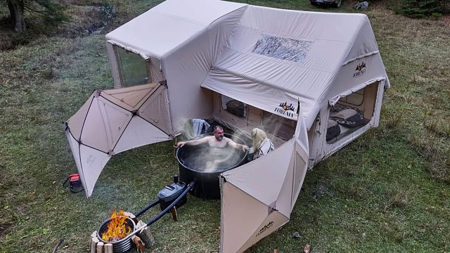 夫妻二人带着一套超级充气大帐棚，到野外露营，这一夜睡觉也太舒服了