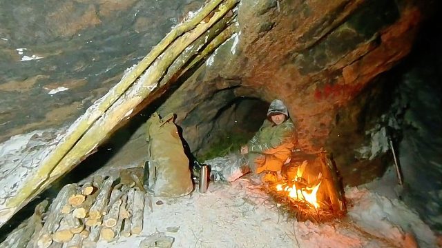 零下-21刮着狂风冷得瑟瑟发抖，幸好找到处巨石，能在暴风雪栖身过夜