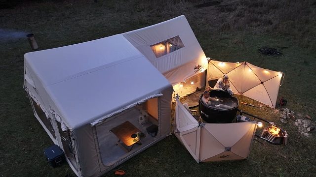 夫妻俩靠着一顶超级大帐棚，在野外露营烧烤一天，享受极致奢华体验