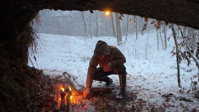 零下-26还不停刮着暴风雪，幸好找到了一处树缝，能够安全避寒取暖！