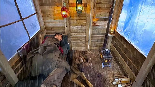 与我的狗狗一起在暴风雪和暴雨中进行冬季露营探险