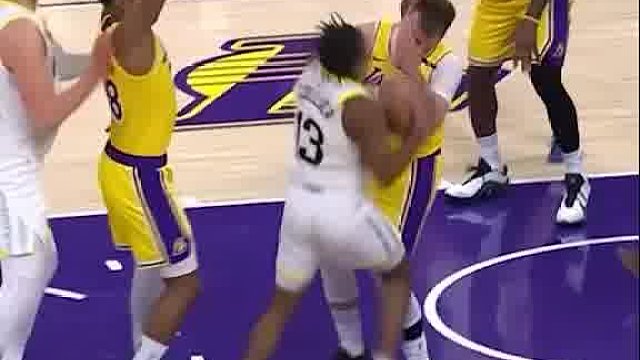 科利尔肘击东契奇