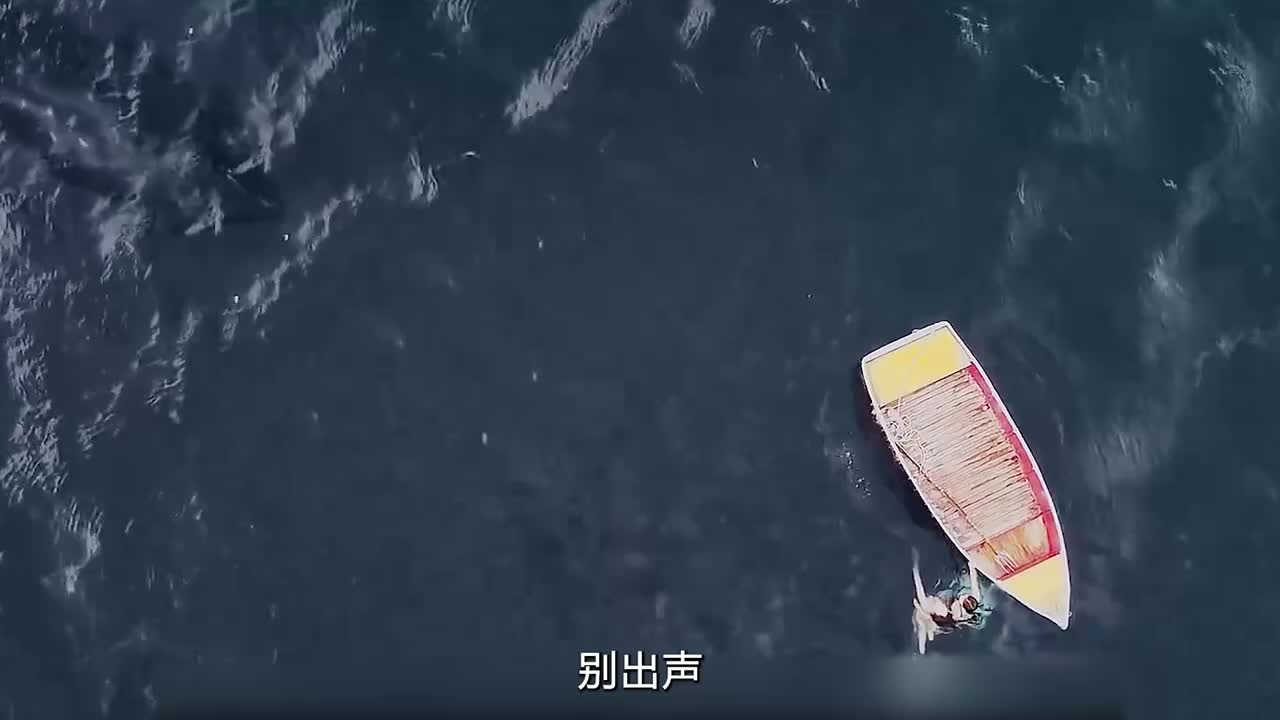 美女用外套堵船底的窟窿，谁知男友却扭头就跑，还把女友推进海里！