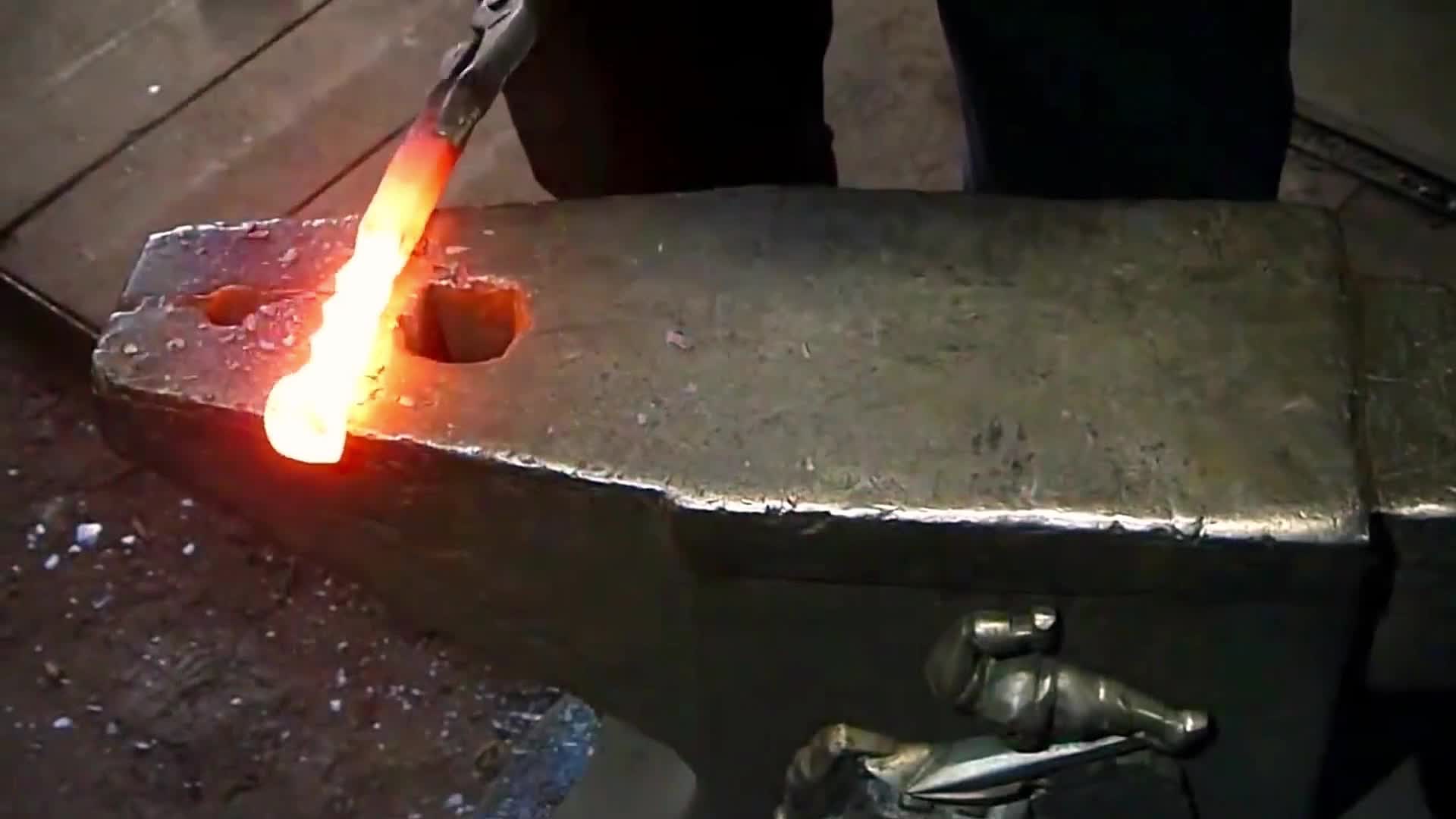 “废铁”逆袭！看锻造大神如何把工地螺纹钢，徒手捶成穿刺神箭