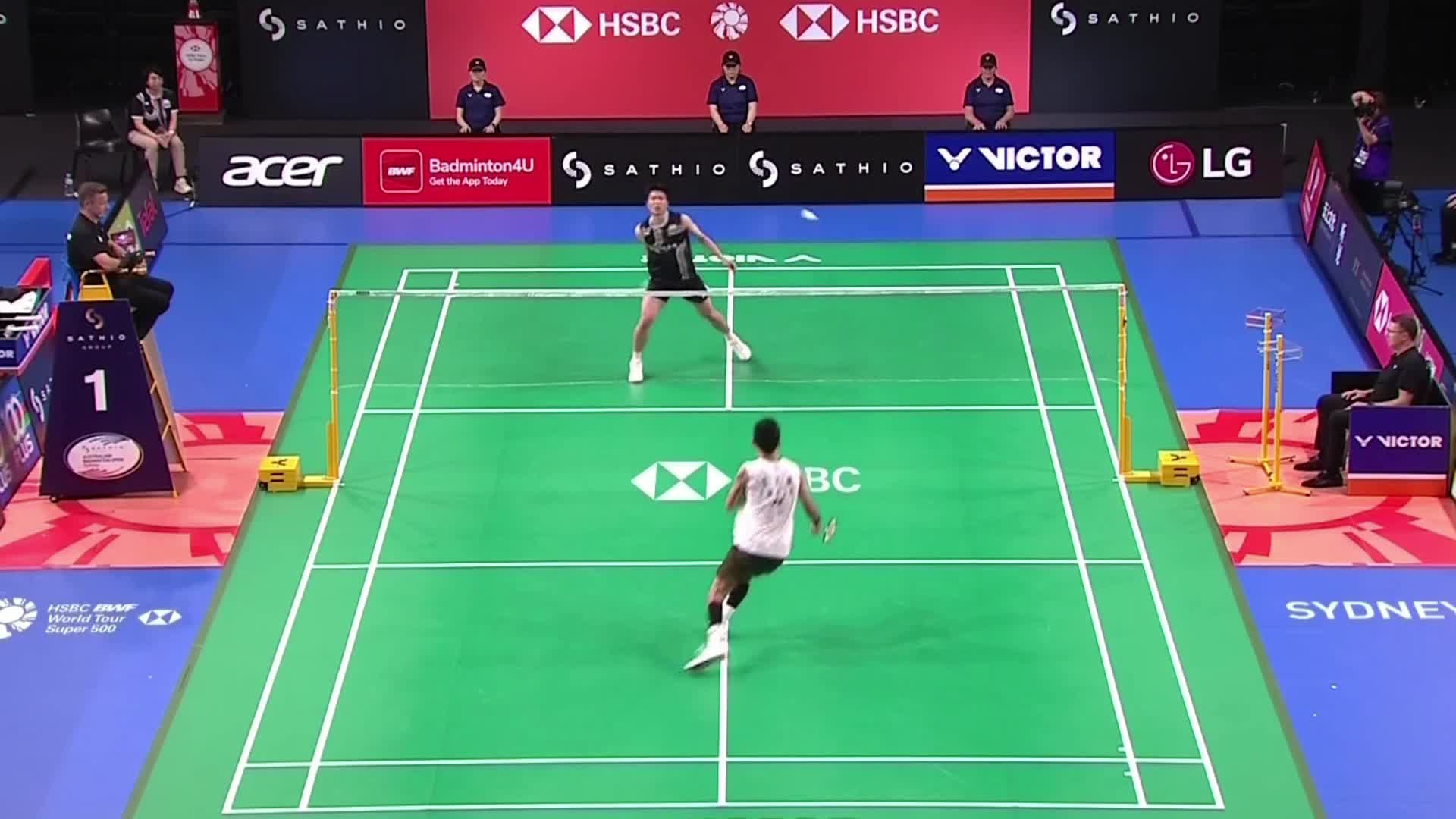 周天成失误开始增多，拉克什亚一路领先并扩大优势，以21-16完成逆转