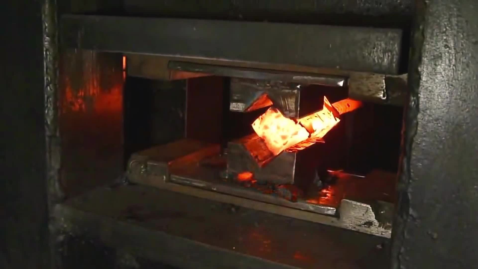 你绝对想不到，一堆废铁在他手中蜕变成星空之刃，这过程也太解压了