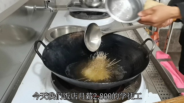 大厨瞧不起2800学徒工，结果学徒工做一道菜，令大家刮目相看