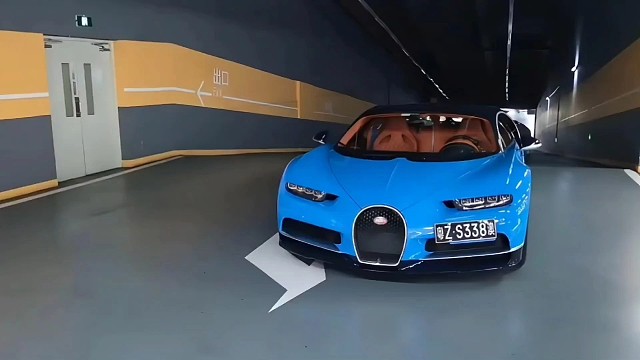 布加迪停在通道？杭州万象城黑金车位都被停满～