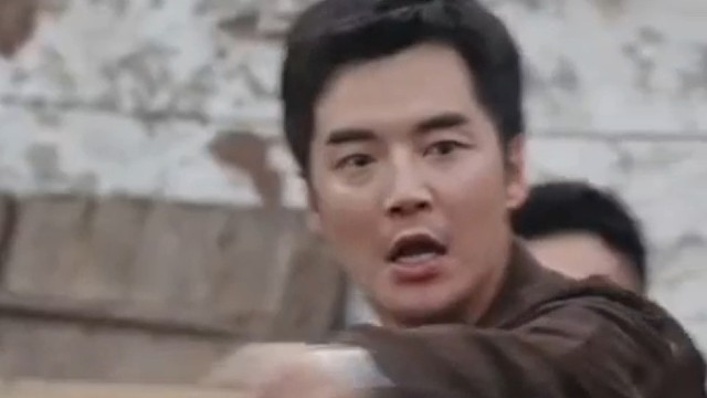 这个假警察还有枪，快抓住他