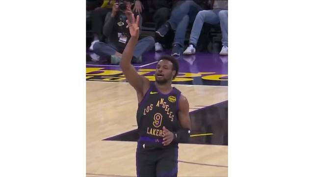 布朗尼终场投入超远三分 詹姆斯激动跳起庆祝