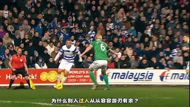 绿衣球员奋力抢球，比赛气氛紧张刺激！#足球