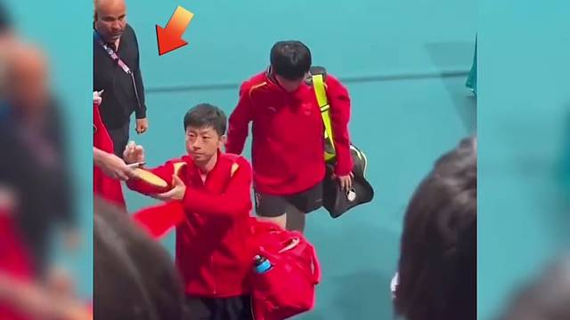 盘点那些爱国的运动员们，他们小心翼翼对待国旗的样子太可爱了