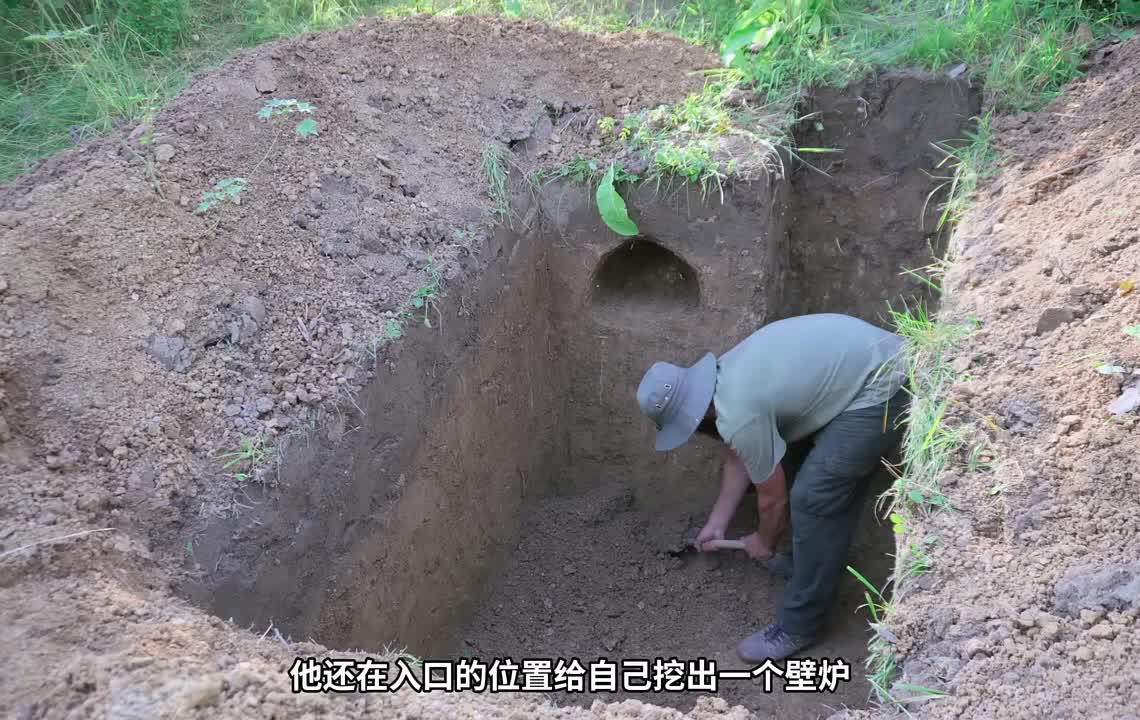 第1集：荒无人烟的野外，男人在地下给自己搭建了舒适的荒野小屋