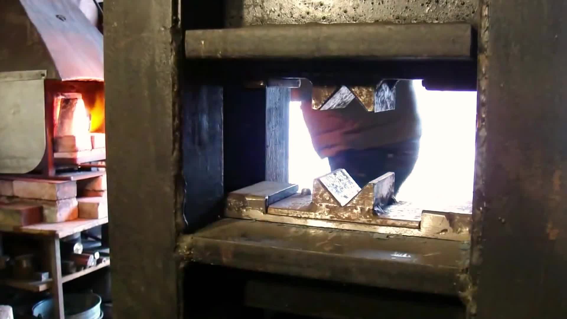 极度舒适！民间大神用垫圈锻造大马士革刀，酸洗花纹那刻我跪了！