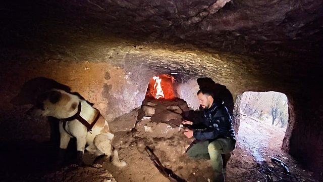 将废弃洞穴改造为安全的冬季庇护所，和我的狗子在里面烤火，还挺暖和