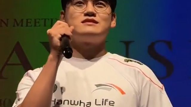 好不习惯！Gumayusi身穿HLE队服首次亮相！