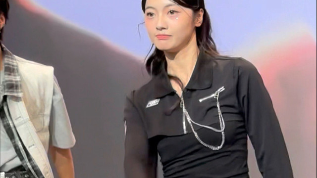 同一场，黑白2小姐姐跳舞