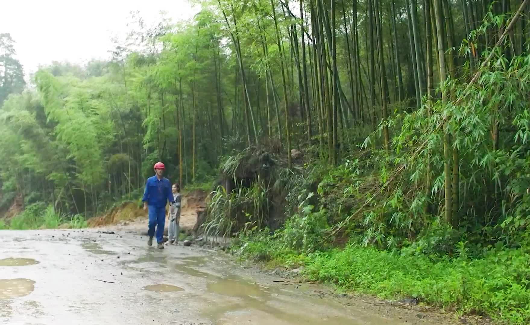 “小伙好心救下女孩，结果换来的却是她的辱骂，人性的险恶！”