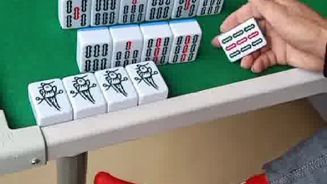 老是盯着袜子看，牌都打错了 打 小解心宽