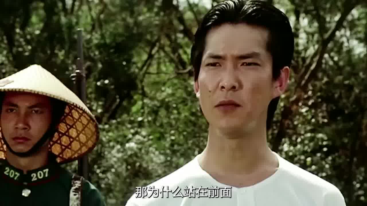 学生将道具换成手榴弹，却被老班长一眼看穿，故意朝他们扔了过去！