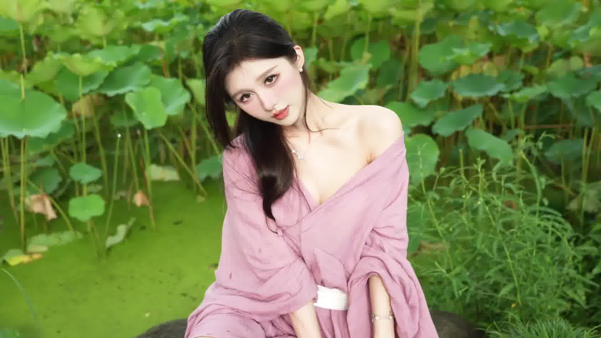 看荷花还是看我？