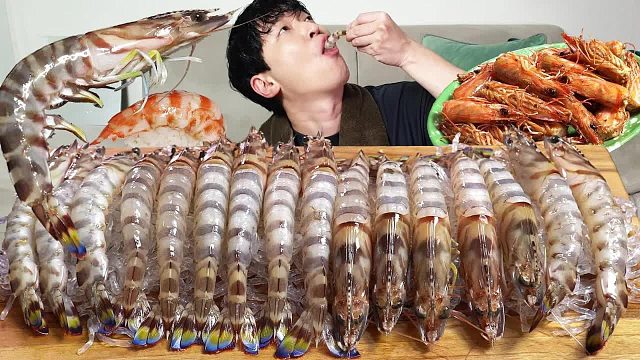 富二代韩思聪享用口感最好的鲜虾!弹性十足，很有嚼劲