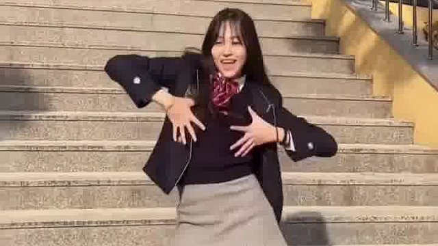 街拍女神漫步街头好美啊