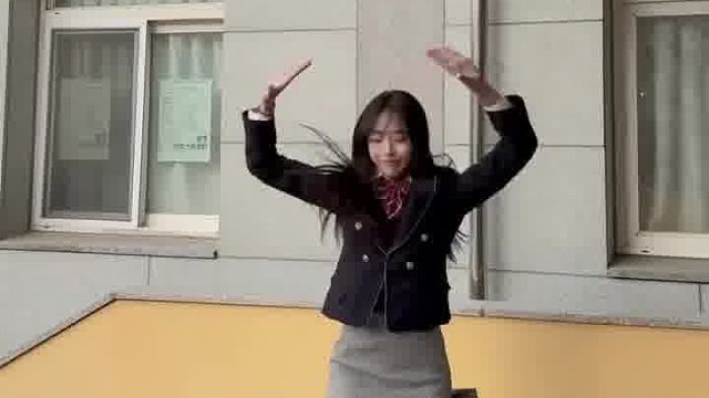 冷艳美人夜景漫步上头