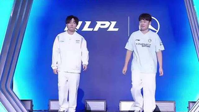 IG落败BLG小wei惨遭BLG五人包围集火，宁王破防开喷IG指出问题夸奖BLG，他们被黑粉串子唤醒