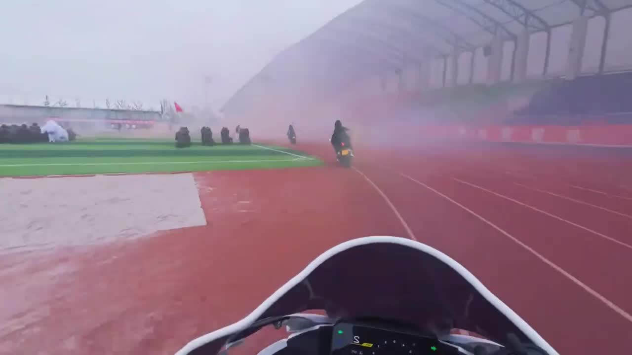 在操场上骑摩托车是什么样的体验？