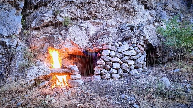 荒山野岭，小伙独自一人荒野艰难生存