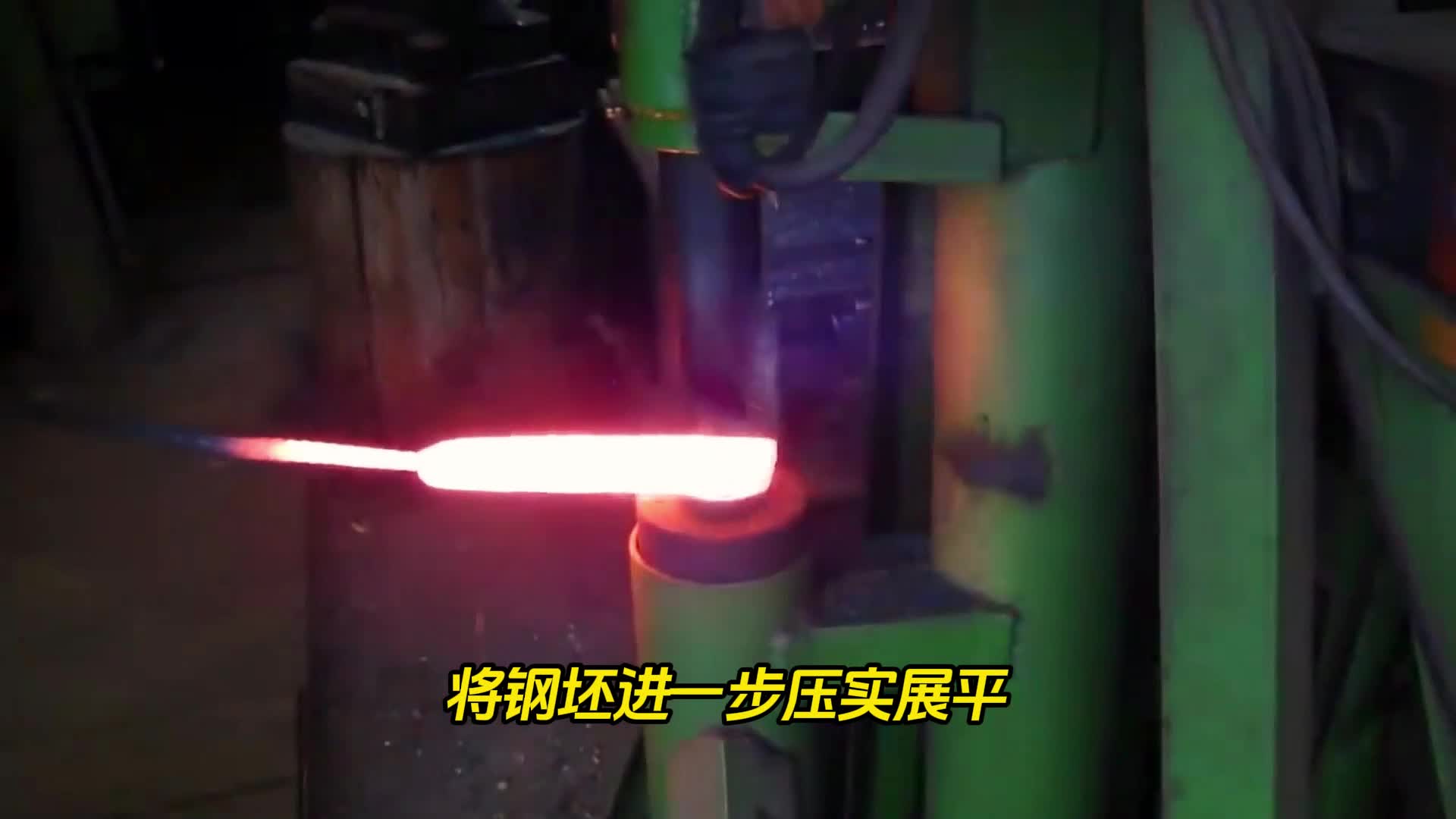 从钢坯到绝美螺旋纹，全程高能炸裂。这大马士革钢的纹理，是钢铁在写诗吧