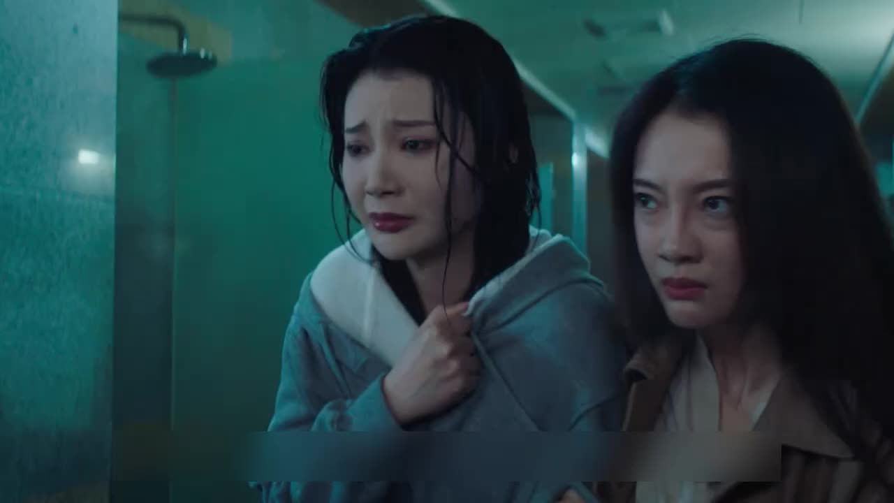 美女正在澡堂里洗澡，不料头顶出现霸王龙，吓得她撒腿就跑！