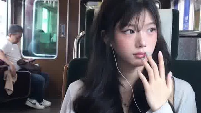 元气少女在阳光下好会拍